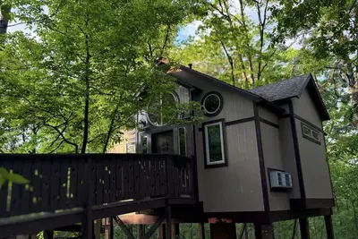 Image de Royal Oak Treehouse with Jacuzzi