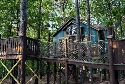 Image de Big Pine Treehouse with Jacuzzi