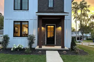 Image de \"The Graduate\" is a carefully curated custom built home steps from downtown Bowling Green