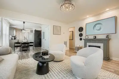 Image de Designer Furnished and Remodeled 3br in Westside Atlanta - Office, Yard, Deck