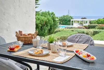 Image de Premier Pool Front Villa - Traditional minimalist villa in a serene location