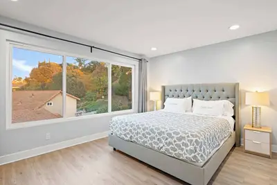Image de Luxury Hilltop Stay Pool Views Sleeps Many