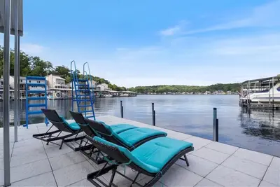 Image de Beautiful Lake Front Home with Private Dock In Lick Branch Cove