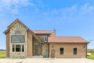 Image de Convenient location for your mountain vacation. Welcome to Coyotes Den!