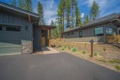 Caldera Studio with Bunks, Forest Views & Private Patio