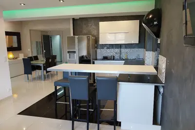 Image de Spacieux appartement moderne - proche des plages et de l'avenue 83