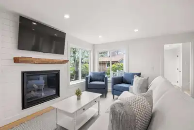 Image de Serene, Cozy, Waterfront, 3 Mi to Downtown!