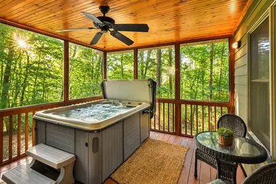 Image de Hot Tub, Firepit, Minutes to Helen