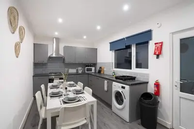 Image de 4 Bedrooms-4 Bathrooms House