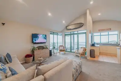 Image de Elevated Ocean View Oasis - 3br, 2 Bath, Parking