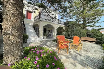 Image de Unique seafront villa with lush gardens and unparalleled sea views