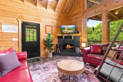 Image de Secluded Cabin for family of 12 with Game Room & Hot Tub!