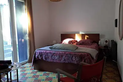 Image de Chambre chez l'habitant dans maison avec jardin.