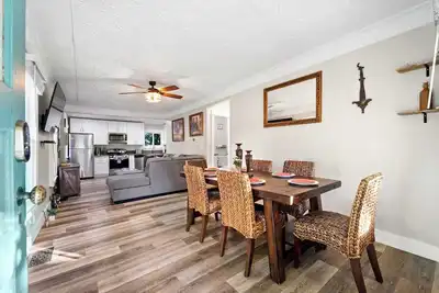 Image de One Block off Main Street! 4br + Hot Tub +Fire Pit
