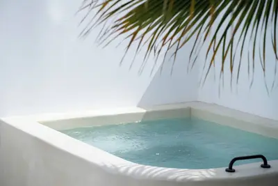 Cave at White Rock - Private outdoor jacuzzi