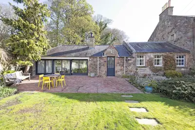 Image de Idyllic Cottage with Garden and Patio