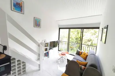 Image de Studio avec balcon - vue sur mer