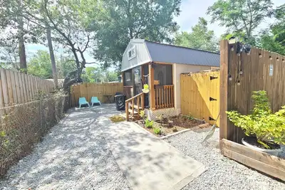 Image de Charming 2 bedroom tiny barn with WiFi and Ac in quaint Casselberry