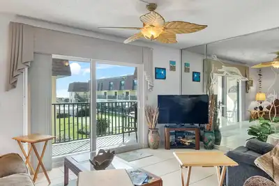 Image de Poolfront 2br Condo with Bbq Steps To Beach & Pier!