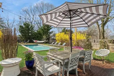 Image de Delightful 4-bedroom Cape with heated saltwater pool in the heart of Greenport!