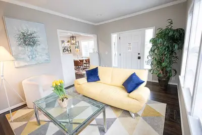 Image de Charming 2-bdr house w/ bonus room  in nice Cherry Street Tulsa area.