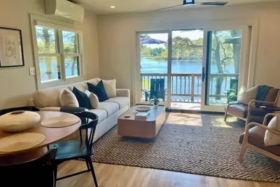 Image de Waterfront Modern Home in Eastham, on a Pond