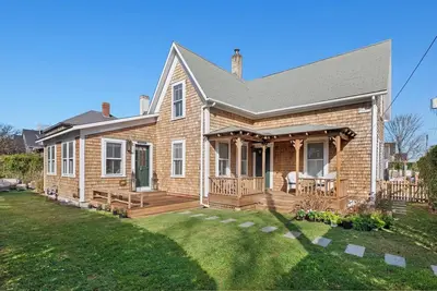 Image de Location, Location. Charming, recently renovated house near beaches and town.