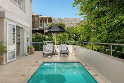 Image de Stylish 4-Bed Retreat | Scenic Views and Pool