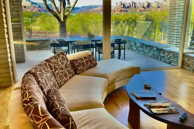 Image de Luxe Home Floor-to-Ceiling Views