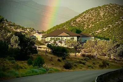 Image de Scenic lakeside retreat- 5 minute walk to Palisade State Park and Golf Course
