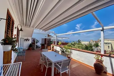 Image de Entire apartment with terrace, free parking, free wi-fi