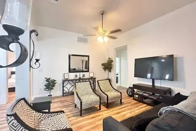 Image de Downtown RoundRock Renovated 3/3