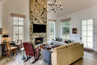 Image de Deck & Mountain Views: 'Black Chalet' in Glenville