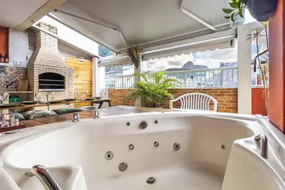 Image de Penthouse Retreat with Jacuzzi & Bbq | Heart of Copacabana!