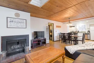 Image de Practical & Comfy - Winter Escape. 5 mi to Skiing