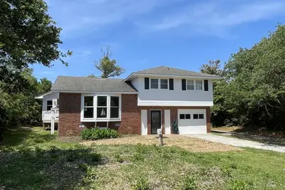 Image de Cypress Cove, situated in Buxton on a soundfront lot, provides a peaceful setting in this charming rental cottage.