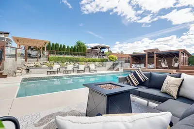 Image de Villa, Lake & Vineyard View