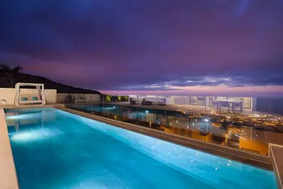 Image de Luxury designer villa with infinity pool and spectacular ocean views
