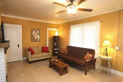 Image de Charming Downtown Bungalow Apt. - Walk to museums & nightlife