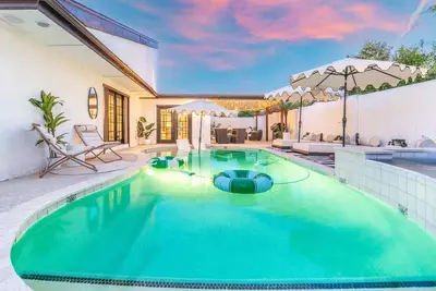 Image de Stylish 3b 2b house with Yoga room, sauna, hot tub, pool, & patio-sleeps 9