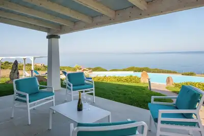 [ Villa with pool and jacuzzi by the sea ]