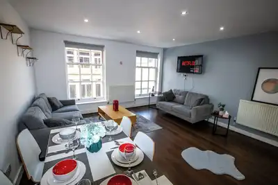 5-beds central flat Liverpool