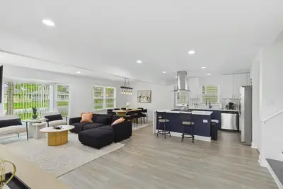 Image de Remodeled Charming Home, Backyard w/Pergola, Pool/Ping Pong Game Room, Homewood Il