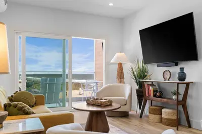Image de Top of the Waves | Oceanfront, Elevator