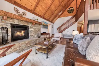 Image de Hillcrest at Tahoe Donner by Tahoe Getaways - 3br Summer Lease Pet-Friendly w/ Pool Table & Hoa