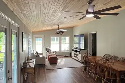Image de Secluded cabin on 30+acres w/trails, 4hole golf, river access, pond, dog friendly