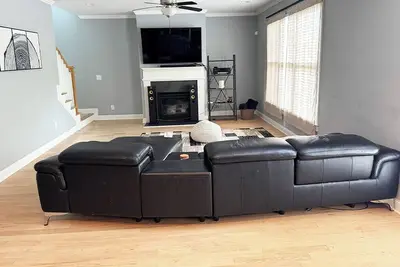 Image de Modern Midtown Home – Ideal for Long-Term Stays!