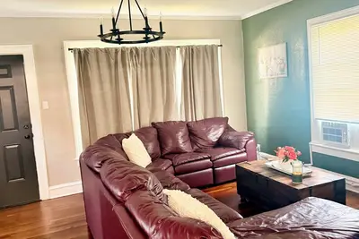 Image de Spacious Family Fun Retreat 3 min to Beach/Zoo/Outlet Fenced Backyard w/ Deck