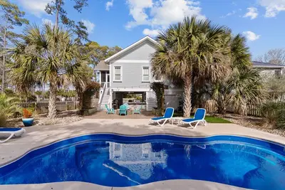Image de Experience coastal living at Beech2Beach, a spacious 3-bedroom Oasis in Oak Island, Nc