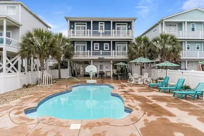 Image de Experience ocean views at Beach Bubbles, a spacious 5-bedroom, 4-bathroom home in Oak Island